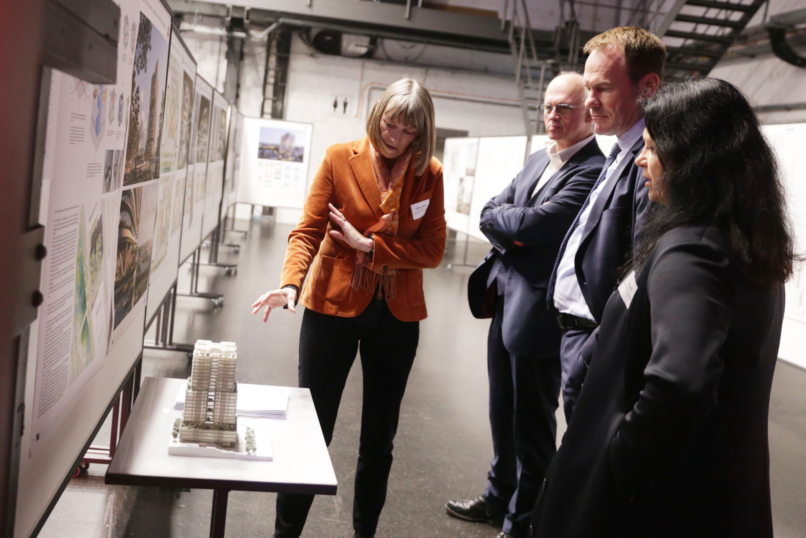 Oberbürgermeister Dr. Stephan Keller, Stadtkämmerin Dorothée Schneider, Planungsdezernentin Cornelia Zuschke und Planungsausschuss-Vorsitzender Alexander Fils haben sich die Wettbewerbsarbeiten vor Beginn der Preisgerichtssitzung angesehen © Landeshauptstadt Düsseldorf/Ingo Lammert 