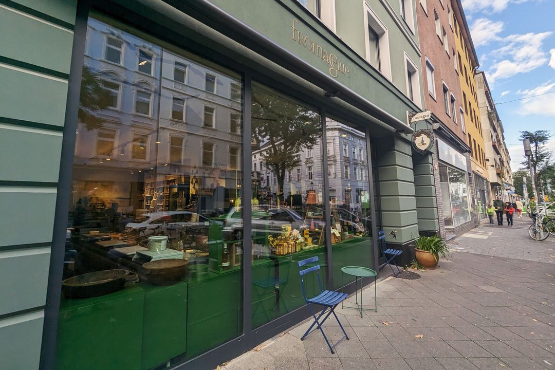 Geschäft an der Düsseldorfer Lorettostraße mit Schaufenster und Gehweg als Symbol für den Einzelhandel in den Stadtteilen