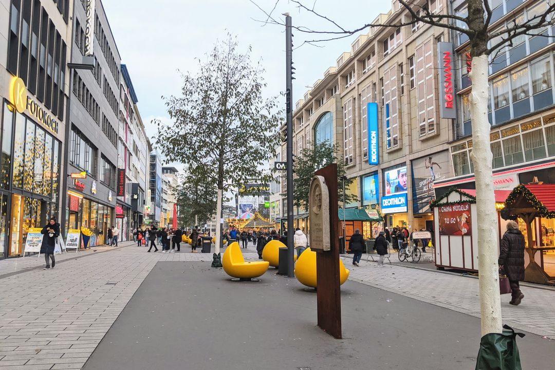 Mehr im Portemonnaie: Beschäftigte in Hotels, Gaststätten, Bäckereien und Fleischereien profitieren besonders, wenn der Mindestlohn auf 12 Euro steigt / Foto Schadowstraße © Alexandra Scholz Marcovich