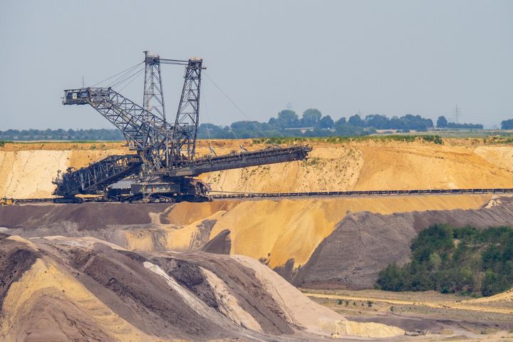 Uniper: Bundesregierung muss strategische Kehrtwende einfordern / Foto: Open pit mine near Jackerath Germany @ Wim van't Einde, unsplash