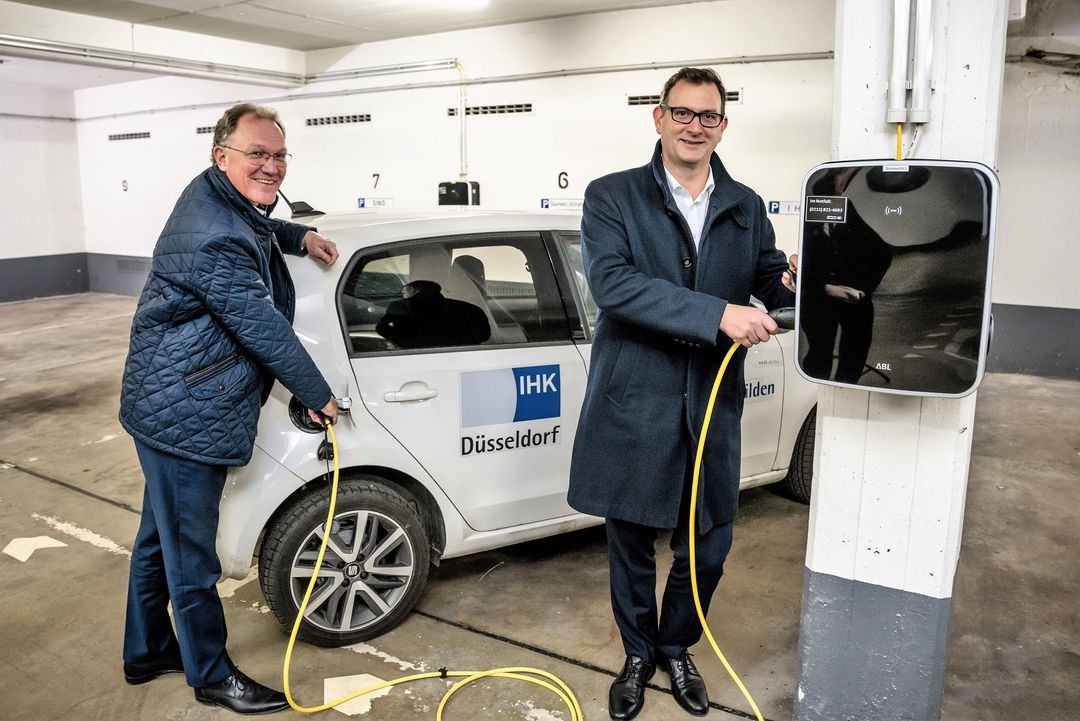 IHK-Hauptgeschäftsführer Gregor Berghausen und Julien Mounier, Vorstandsvorsitzender der Stadtwerke Düsseldorf / Foto: IHK E-Ladepark © Andreas Endermann 