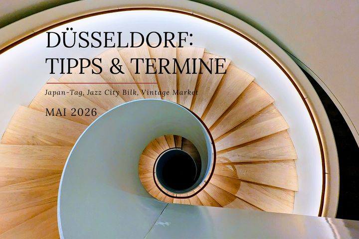 Spiralförmiges Treppenhaus im Kunstpalast Düsseldorf, Vogelperspektive, helles Holz und weiße Kurven