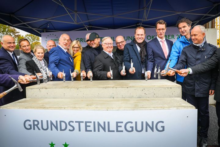 Bei der Grundsteinlegung am EUREF-Campus : Reinhard Müller, CEO EUREF AG, Manfred Abrahams, Vorstand Finanzen Stadtwerke Düsseldorf, Oberbürgermeister Dr. Stephan Keller und Ministerpräsident Hendrik Wüst © Landeshauptstadt Düsseldorf 