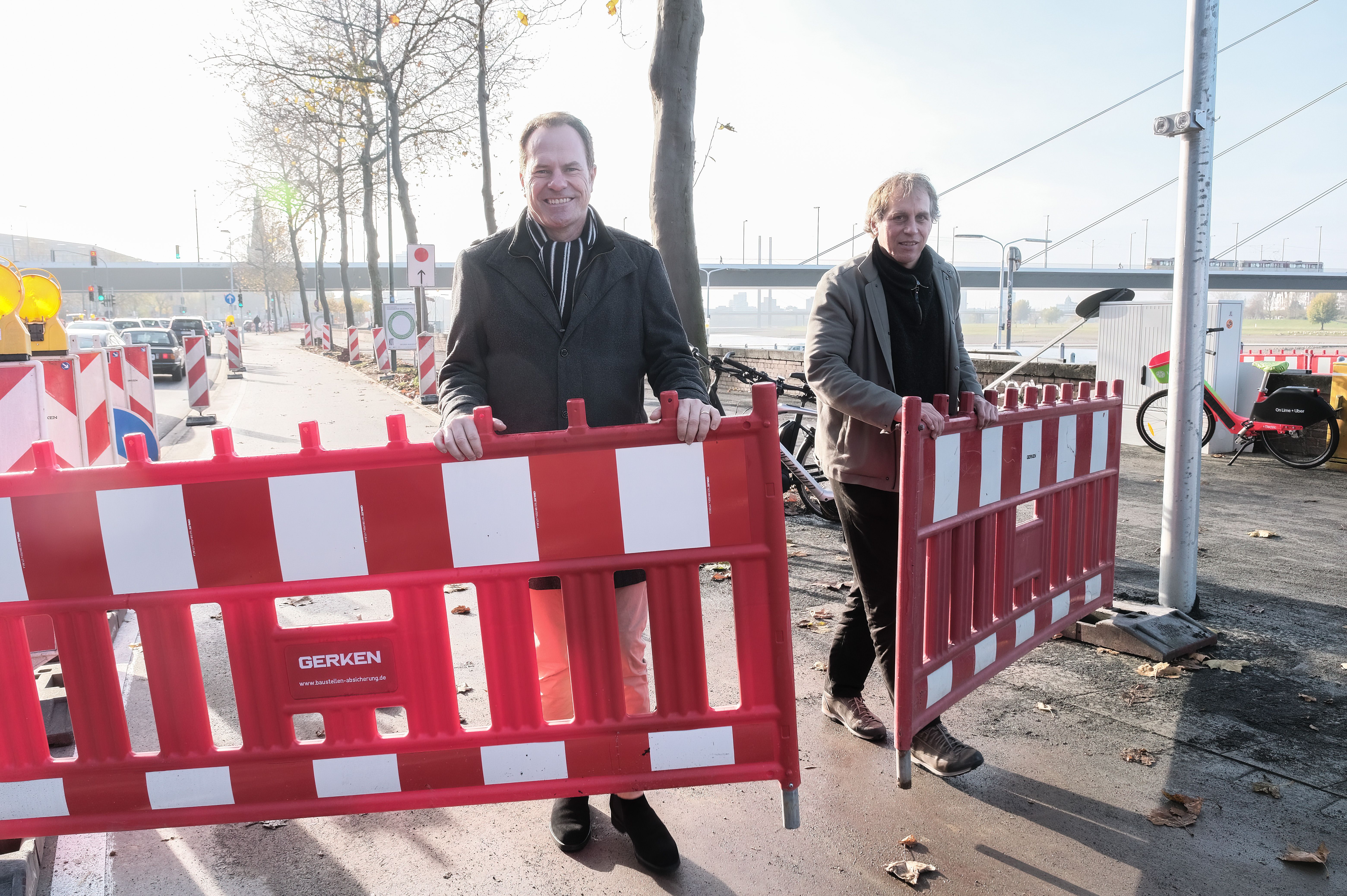 Gaben den Radweg am Joseph-Beuys-Ufer frei: Oberbürgermeister Dr. Stephan Keller (li.) und Mobiliätsdezernent Jochen Kral © Landeshauptststadt Düsseldorf, Michael Gstettenbauer 