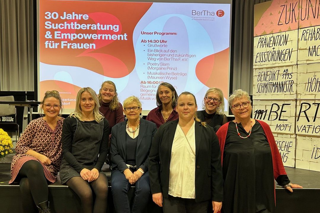 30 Jahre BerTha F.: Mitarbeiterinnen und Wegbegleiterinnen der Frauensuchtberatungsstelle beim Jubiläum im Bürgerhaus Bilk. / Foto: BerTha F. 30 Jahre BerTha F.: Mitarbeiterinnen und Wegbegleiterinnen der Frauensuchtberatungsstelle beim Jubiläum im Bürgerhaus Bilk. / Foto: BerTha F.