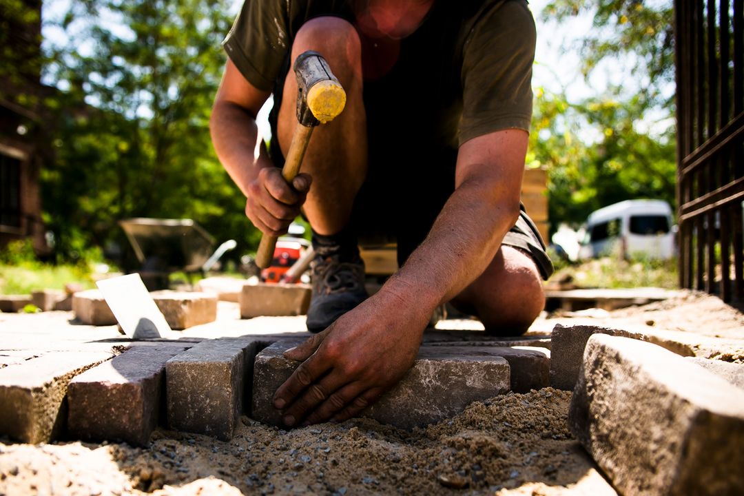 Lohn-Plus fürs Pflastern: Wer im Garten- und Landschaftsbau arbeitet, bekommt jetzt deutlich mehr Geld. Die Gewerkschaft IG BAU rät Beschäftigten, ihre aktuelle Lohnabrechnung zu prüfen / Foto © IG BAU, Ferdinand Paul