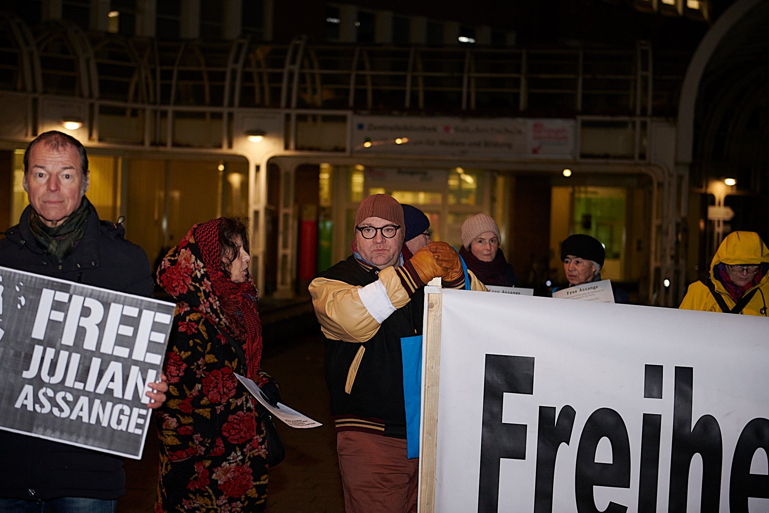 Mahnwache für Assange, Horst Eckert, Regina Ray, Jan Michaelis/ Foto: Karl-Heinz Schultze 