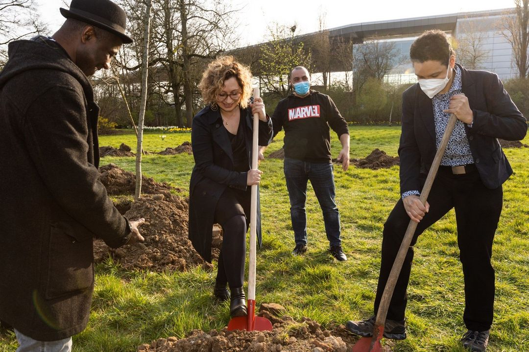 Die Integrationsratsmitglieder Obojah Adu, Katharina Kabata, Samy Charchira, Leonie Tonsen (v.l.) bei der Pflanzung der Bäume im Nordpark © Landeshauptstadt Düsseldorf/Philip Basarir 