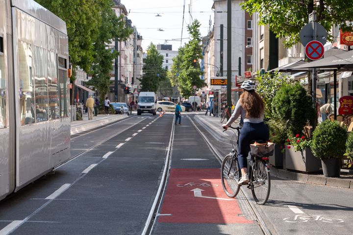 Das Velogleis auf der Nordstraße in Höhe der Haltestelle Venloer Straße ist ein Pilotprojekt. Radfahrer können sich jetzt in einer Befragung dazu äußern © Rheinbahn 