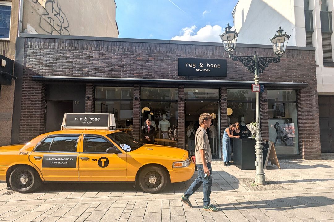 NYC-Feeling in Düsseldorf – Zur Opening-Party parkte ein gelber New Yorker Taxi direkt vor dem neuen rag & bone Store in der Grabenstraße. Auch Arthur kam im Total Look. / Foto: NDOZ