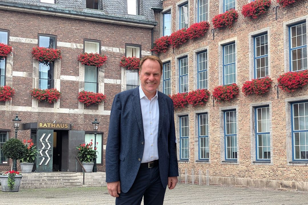 Dr. Stephan Keller vor dem Düsseldorfer Rathaus / Foto : Victor Scholz, NDOZ
