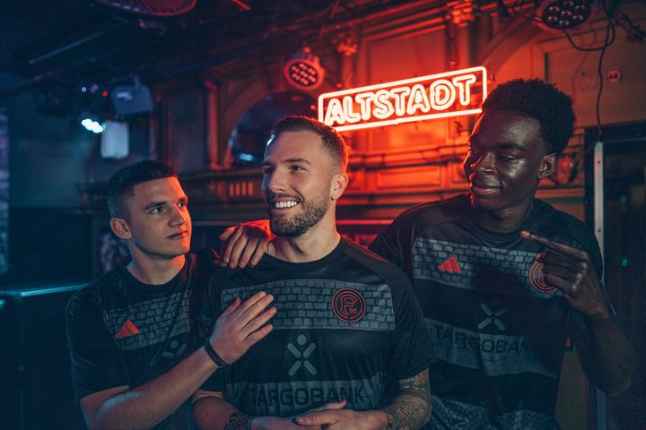 Aus Liebe zur Altstadt präsentiert die Fortuna gemeinsam mit ihrem Partner 11teamsports das Sondertrikot "Altstadt" © F95 