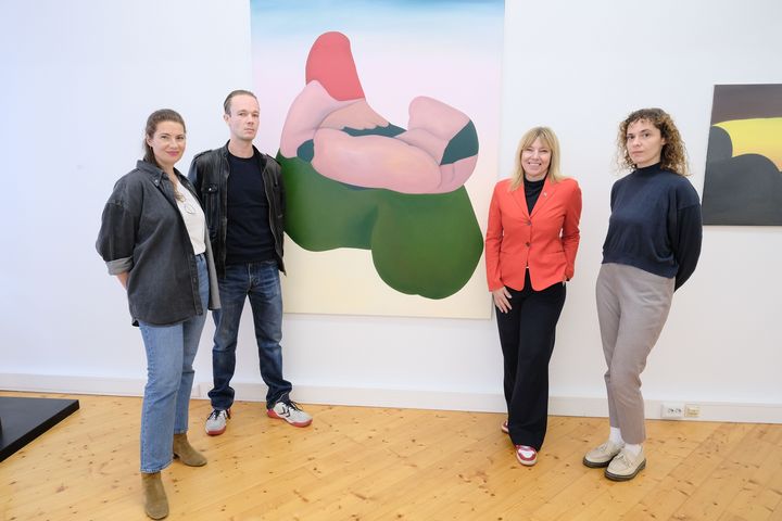 Kulturamtsleiterin Angélique Tracik (2.v.r.) stellte zusammen mit den Kunstschöpfenden Thea Mantwill (r.) und Björn Knapp sowie Julia Köhler, Koordinatorin Kunstpunkte, das Programm der Kunstpunkte 2024 vor © Landeshauptstadt Düsseldorf/Michael Gstettenbauer 