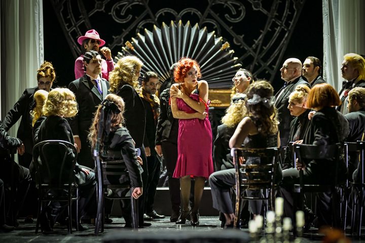 Szene aus María de Buenos Aires mit Maria Kataeva in pinkem Kleid auf der Bühne der Deutschen Oper am Rhein.