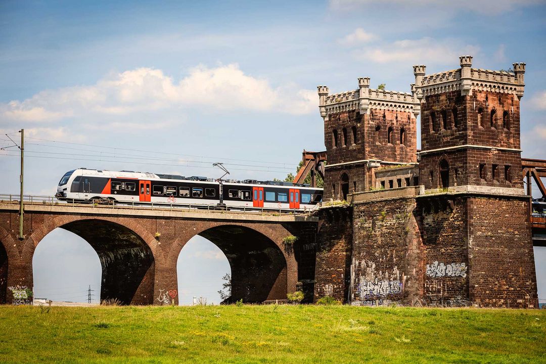 Ein Abellio-Zug überquert die Duisburg-Hochfelder Eisenbahnbrücke