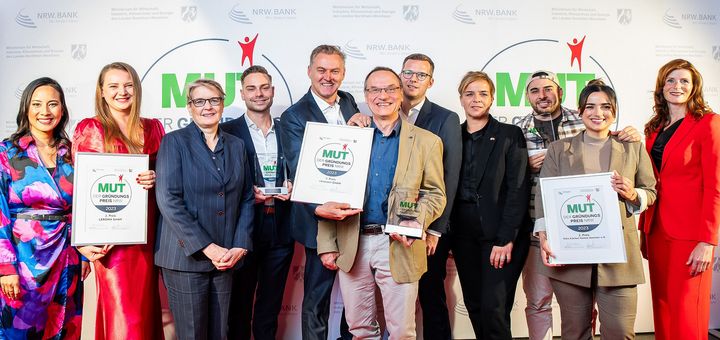 Die Jury hat entschieden! Am 23.10. wurden bei der feierlichen Preisverleihung im Düsseldorfer Ständehaus die Gewinnerinnen und Gewinner von MUT – DER GRÜNDUNGSPREIS 2023 gekürt. / Foto: MUT