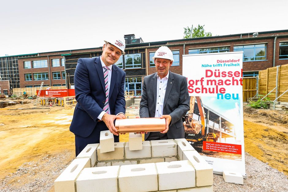 Ein Erweiterungsbau für das Comenius-Gymnasium: Am Montag, 27. Juni, legten Stadtdirektor Burkhard Hintzsche (r.) und Schulleiter Mike Koch den Grundstein für das neue Gebäude © Landeshauptstadt Düsseldorf/Melanie Zanin 