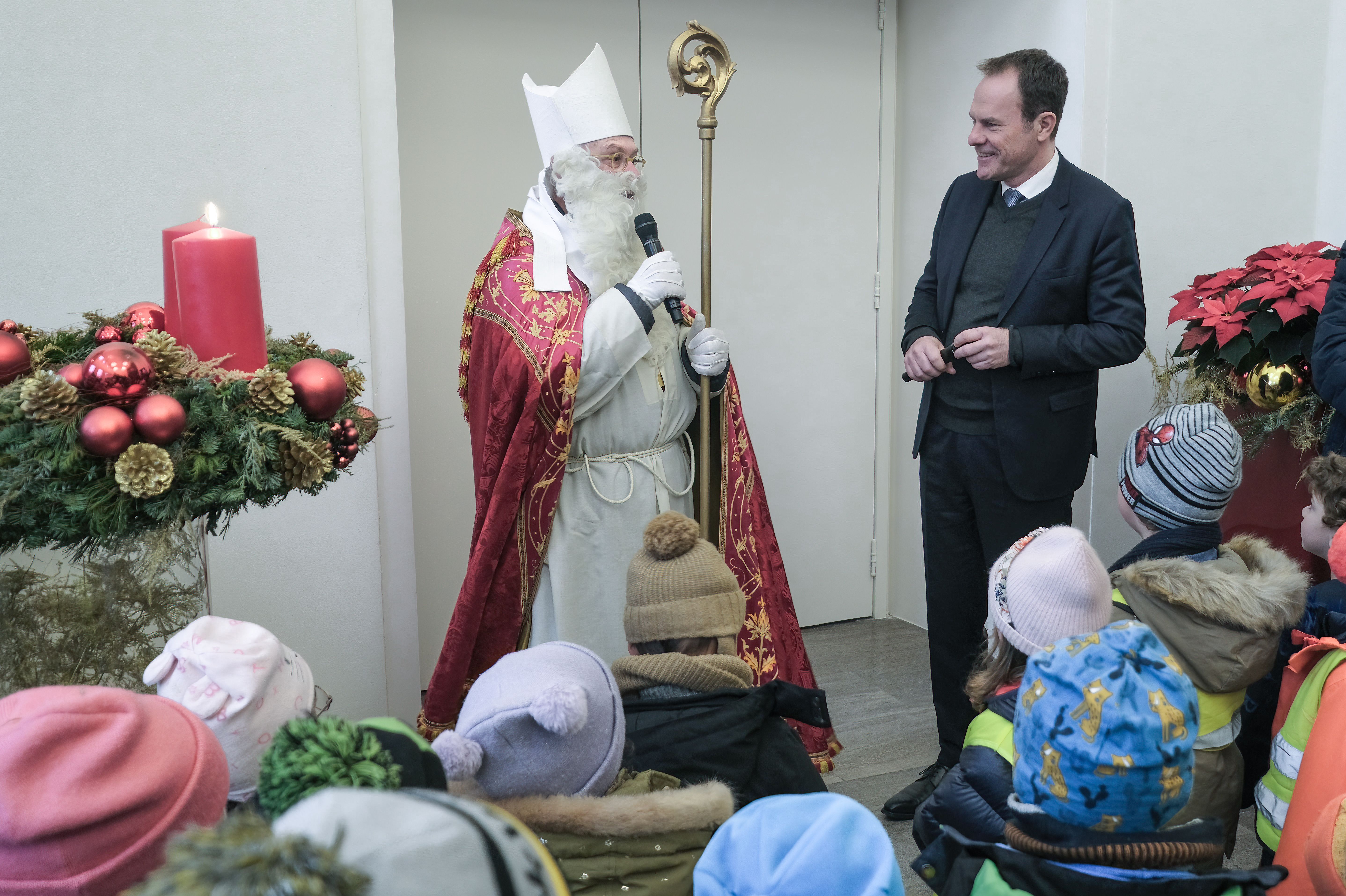 Oberbürgermeister Dr. Stephan Keller (r.) empfing den Nikolaus, verkörpert von Pfarrer Karl-Heinz Sülzenfuß, zusammen mit Kindern verschiedener Düsseldorfer Schulen und Kindertagesstätten im Rathaus © Landeshauptstadt Düsseldorf/Michael Gstettenbauer 