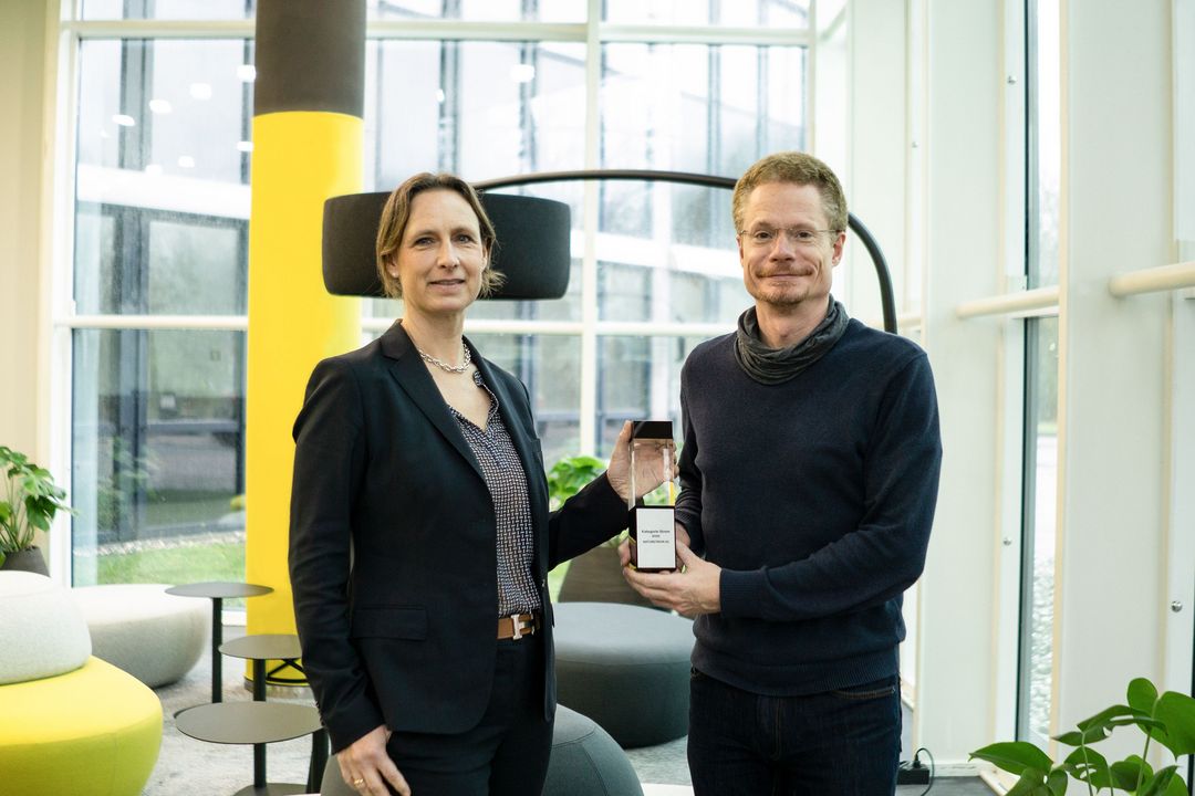 Dr. Kirsten Nölke und Oliver Hummel freuen sich über den Energiewende Award in der Kategorie Strom  /Foto © NATURSTROM