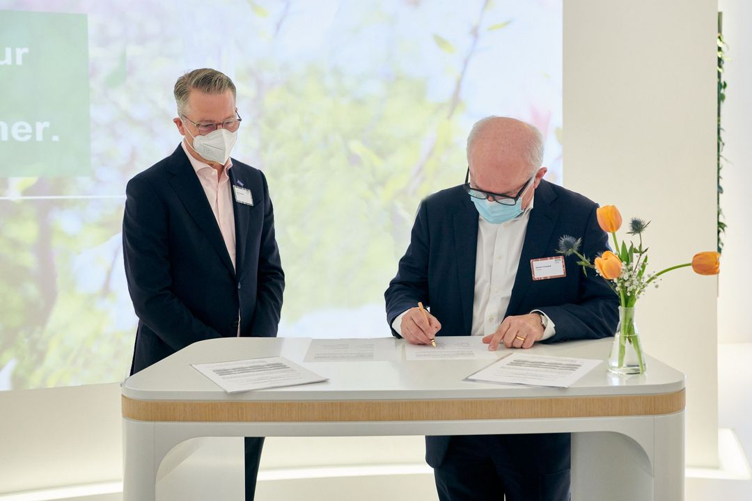 Ralph Schweens, President Care Chemicals bei BASF und Betrand Conqueret, CSVP Purchasing bei Henkel, unterschreiben die Absichtserklärung zur Kooperation (v.l.n.r). / Foto Henkel, BASF