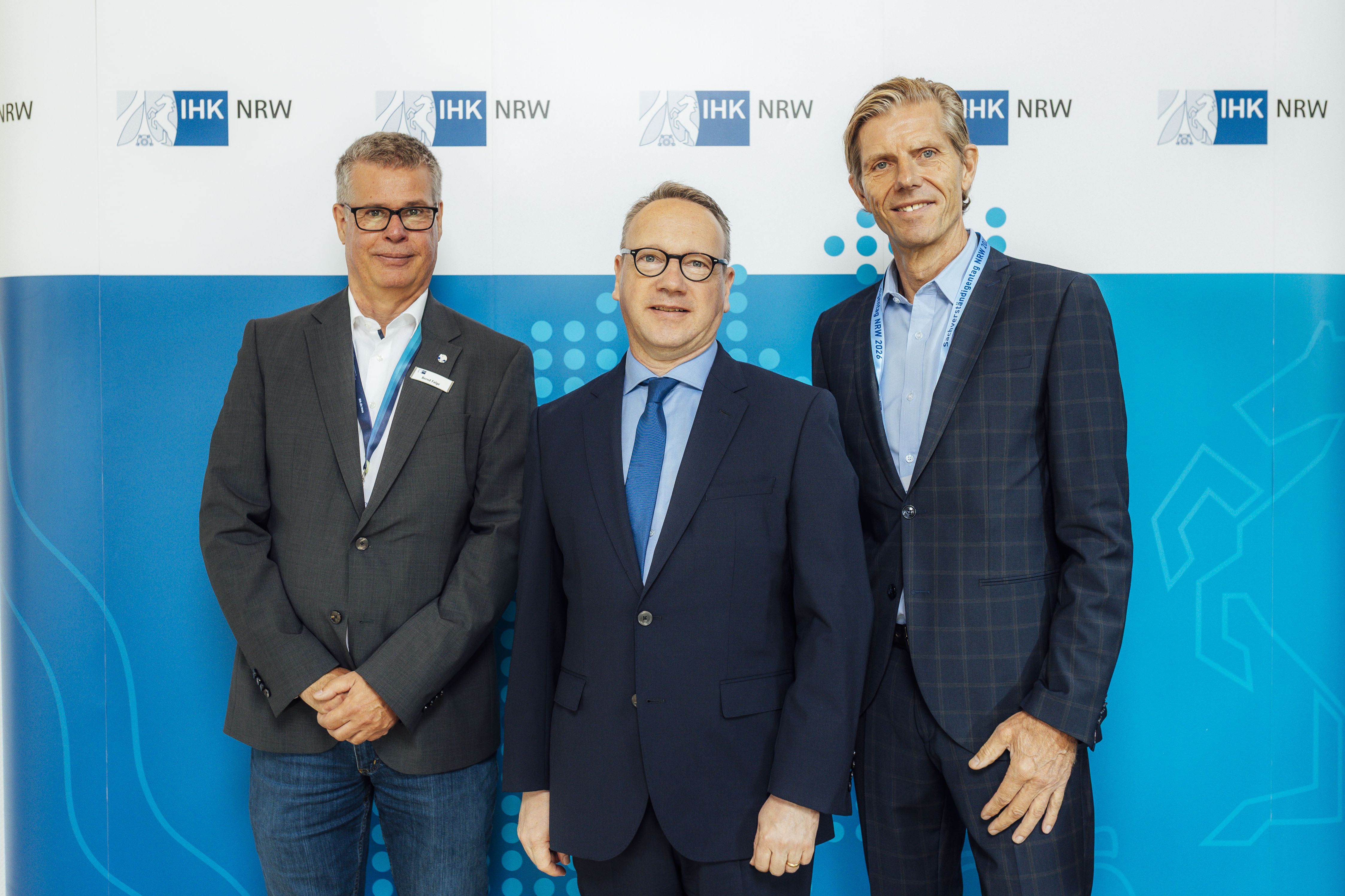 Bernd Falge, NRW-Justizminister Dr. Benjamin Limbach und IHK-NRW-Hauptgeschäftsführer Dr. Ralf Mittelstädt beim Sachverständigentag NRW 2026 in Essen