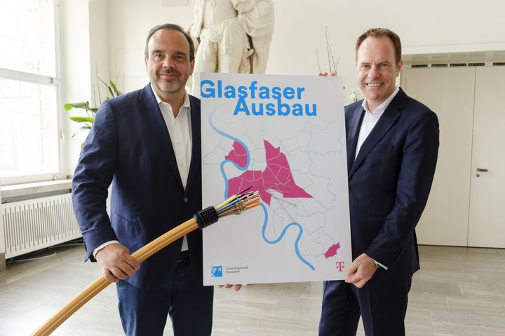 Links Hagen Rickmann, Geschäftsführer Geschäftskunden Telekom Deutschland GmbH und rechts Düsseldorfs Oberbürgermeister Dr. Stephan Keller / Foto © Norbert Ittermann / Deutsche Telekom AG