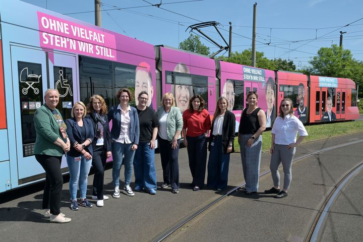 Die Arbeitsgruppe „Frauenerwerbstätigkeit stärken“ mit den Rheinbahn-Mitarbeiterinnen (von links): Anke Jürgens (Jobcenter), Marina Kanigowski (Rheinbahn), Ina Schickert (Competetia - Kompetenzzentrum Frau und Beruf), Julia Klein (Arbeitsagentur Düsseldorf), Susanne Kaufmann (Stadt Düsseldorf), Sigrid Wolf (DGB Düsseldorf), Antje Gutberlet (Bereichsleiterin Personal, Soziales und Organisation der Rheinbahn), Alke Coqui (Gleichstellungsbeauftragte Rheinbahn), Christina Moeser (Unternehmerschaft Düsseldorf und Umgebung e. V.) und Tabea Schneider (Handwerkskammer). / Foto: Wilfried Meyer