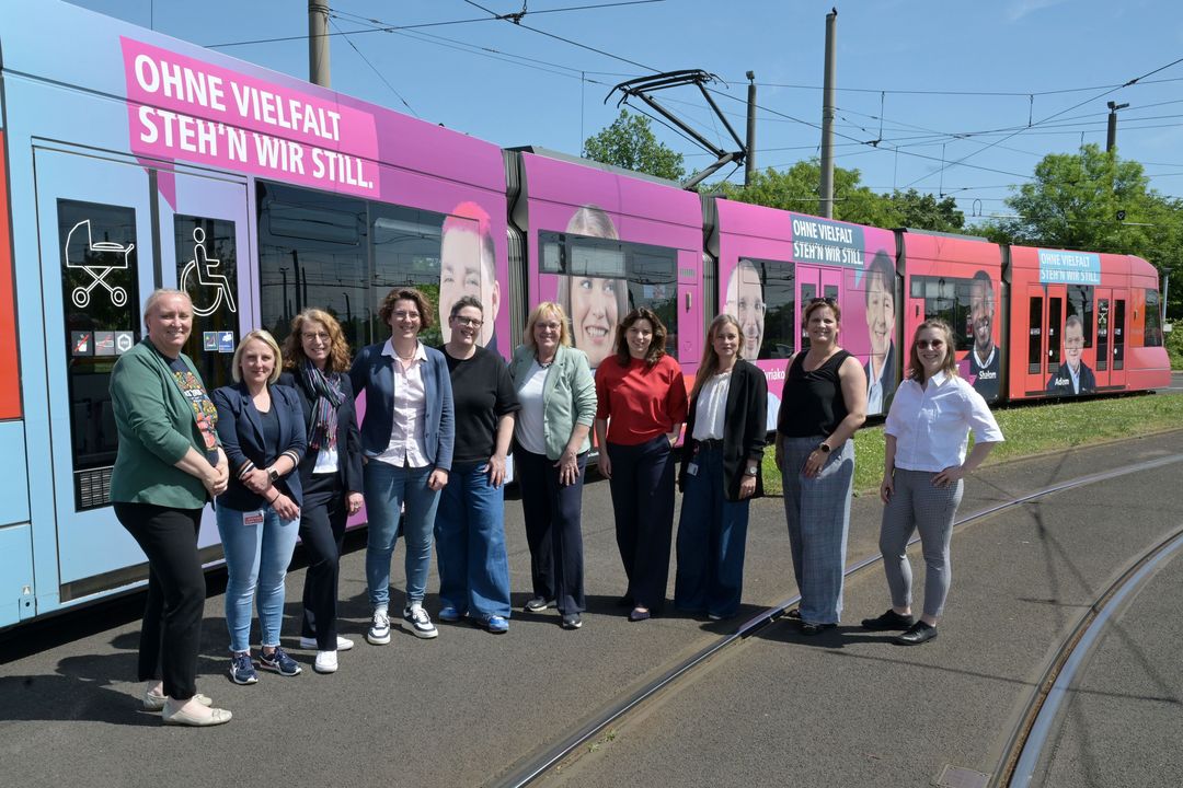 Die Arbeitsgruppe „Frauenerwerbstätigkeit stärken“ mit den Rheinbahn-Mitarbeiterinnen (von links): Anke Jürgens (Jobcenter), Marina Kanigowski (Rheinbahn), Ina Schickert (Competetia - Kompetenzzentrum Frau und Beruf), Julia Klein (Arbeitsagentur Düsseldorf), Susanne Kaufmann (Stadt Düsseldorf), Sigrid Wolf (DGB Düsseldorf), Antje Gutberlet (Bereichsleiterin Personal, Soziales und Organisation der Rheinbahn), Alke Coqui (Gleichstellungsbeauftragte Rheinbahn), Christina Moeser (Unternehmerschaft Düsseldorf und Umgebung e. V.) und Tabea Schneider (Handwerkskammer). / Foto: Wilfried Meyer