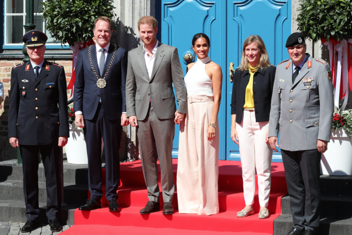 Heute fiel der Startschuss für die INVICTUS GAMES DUSSELDORF 2023 mit Prince Harry, The Duke of Sussex und Meghan, The Duchess of Sussex / Foto(v.l. Brigadegeneral Alfred Marstaller, OB Dr. Keller, Harry und Meghan, Staatssekretärin Siemtje Möller und Generalleutnant Markus Laubenthal)© Invictus Games Düsseldorf 2023