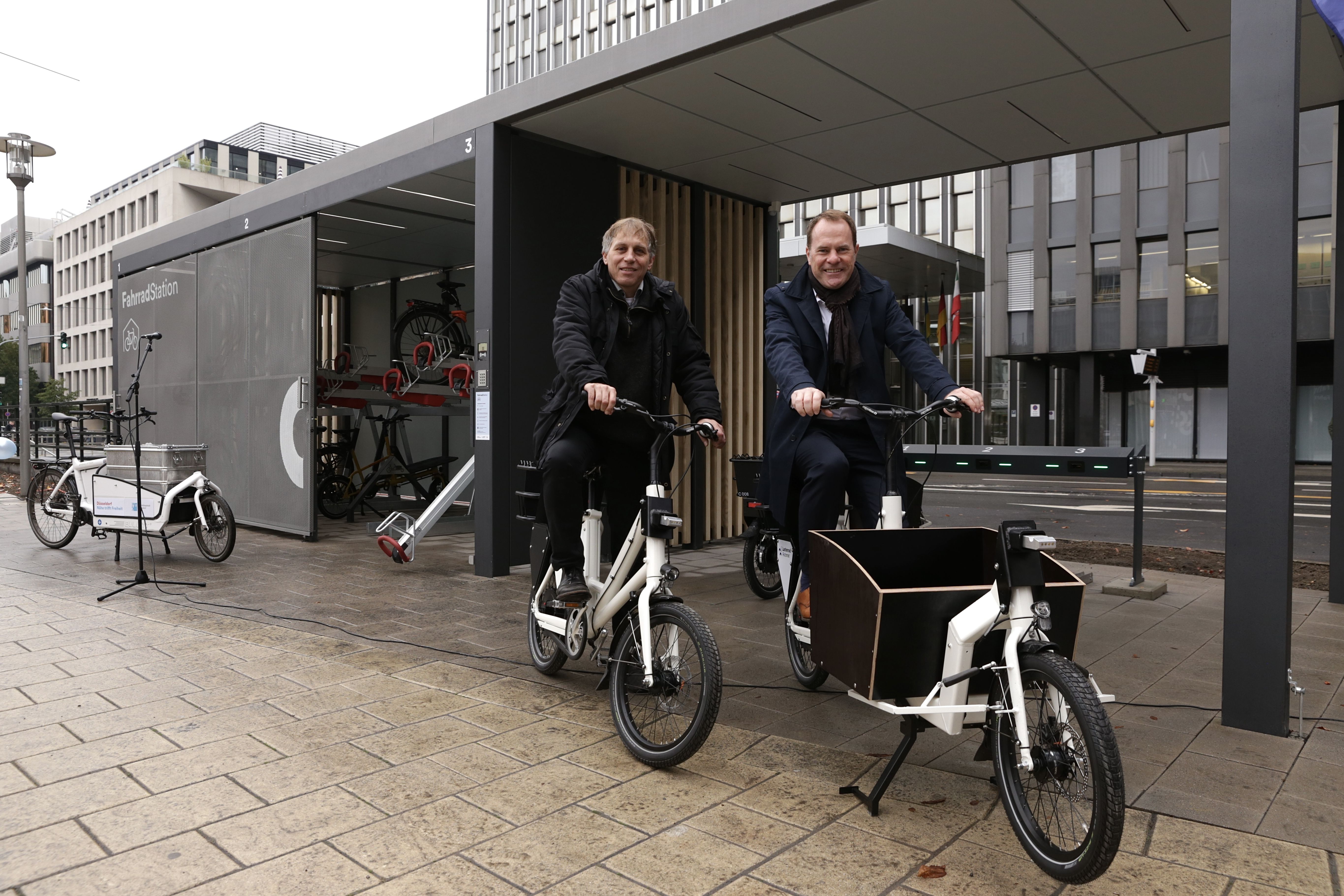 Nahmen die neue Mobilitätsstation am Kirchplatz offiziell in Betrieb: Oberbürgermeister Dr. Stephan Keller und Mobilitätsdezernent Jochen Kral (v.r.) © Landeshauptstadt Düsseldorf, Ingo Lammert 