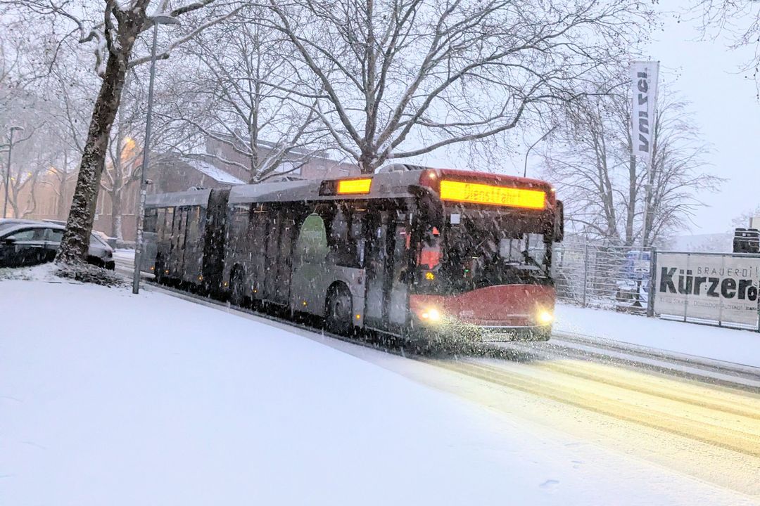 Schneefall und Glätte bremsen den Verkehr: Auch bei der Rheinbahn kam es in Düsseldorf am Mittwoch zu Verspätungen und Ausfällen. (Düsseldorf-Flingern) / Foto: Alexandra Scholz-Marcovich, NDOZ