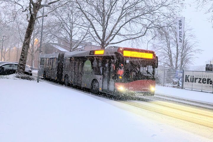 Schneefall und Glätte bremsen den Verkehr: Auch bei der Rheinbahn kam es in Düsseldorf am Mittwoch zu Verspätungen und Ausfällen. (Düsseldorf-Flingern) / Foto: Alexandra Scholz-Marcovich, NDOZ Schneefall und Glätte bremsen den Verkehr: Auch bei der Rheinbahn kam es in Düsseldorf am Mittwoch zu Verspätungen und Ausfällen. (Düsseldorf-Flingern) / Foto: Alexandra Scholz-Marcovich, NDOZ