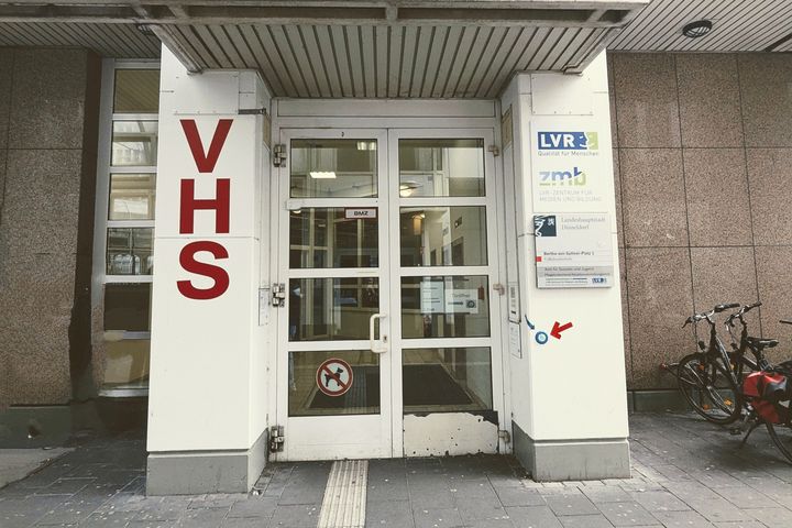 Eingang der Volkshochschule am Bertha-von-Suttner-Platz – hier startet das Herbstsemester wie geplant. / Foto: Alexandra Scholz-Marcovich, NDOZ