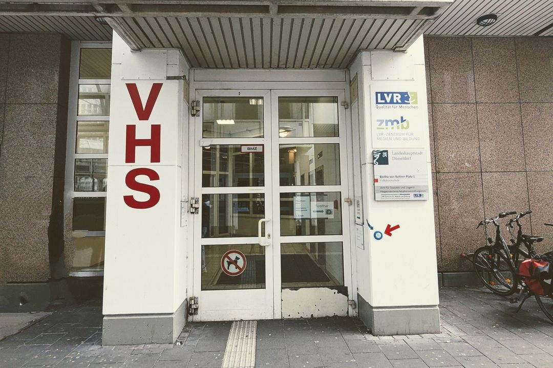 Eingang der Volkshochschule am Bertha-von-Suttner-Platz – hier startet das Herbstsemester wie geplant. / Foto: Alexandra Scholz-Marcovich, NDOZ