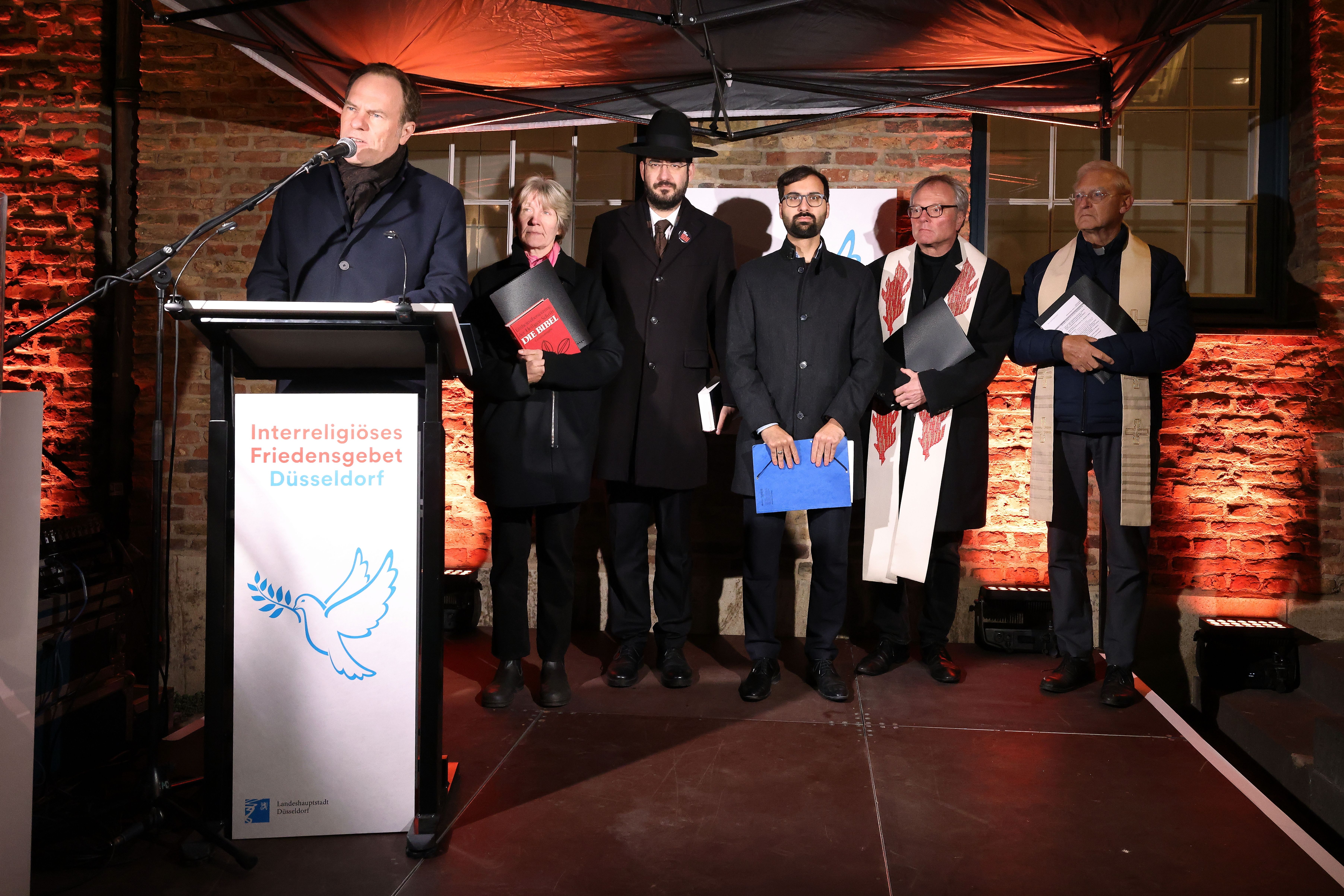 (v.l.) Neben Oberbürgermeister Dr. Stephan Keller sprachen Beate Plenkers-Schneider, Rabbiner Schimon Lewin (Jüdische Gemeinde), Imam Ramazan Gevrek (Kreis der Düsseldorfer Muslime), Superintendent Heinrich Fucks und Stadtdechant Frank Heidkamp © Landeshauptstadt Düsseldorf/David Young