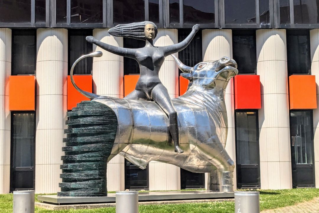 Europa reitet den Stier – und weiß nicht, wohin die Reise geht. Symbolbild für wirtschaftliche Stärke und geopolitische Unsicherheit. „L’Enlèvement d’Europe“ (2005) von Nikos und Pantelis Sotiriadis vor dem Europäischen Parlament in Straßburg. / Foto: Alexandra Scholz-Marcovich, NDOZ