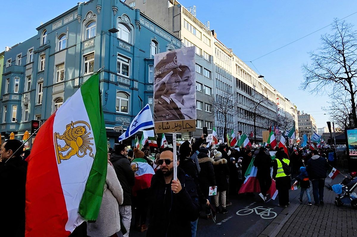 Demonstrierende mit iranischer Fahne beim Protest „Freiheit für den Iran“ in Düsseldorf am 24. Januar 2026.