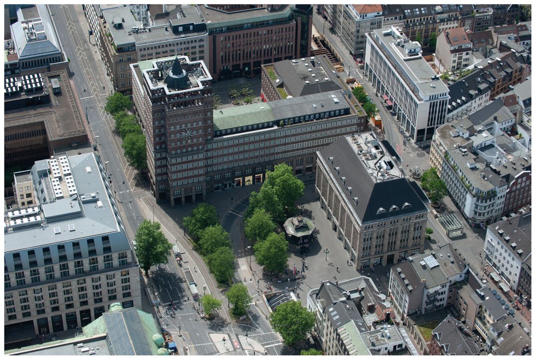 Der Heinrich-Heine-Platz im Herzen Düsseldorfs, hier ein Luftbild, soll umgestaltet werden