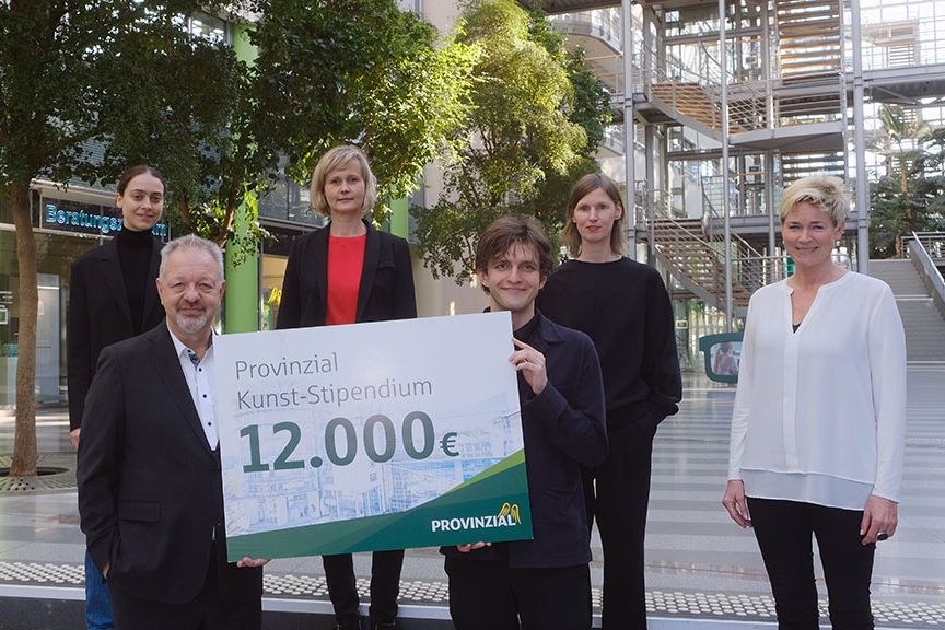 Scheckübergabe mit Vorstand, Preisträger und Jury. Von l.n.r: Kathrin Bentele, Direktorin Kunstverein Düsseldorf, Patric Fedlmeier, stellvertretender Vorstandsvorsitzender Provinzial Konzern, Julia Höner, künstlerische Direktorin KAI 10, Preisträger Philip Markert, Dr. Isabelle Malz, Kuratorin K21, Provinzial Kuratorin Dr. Astrid Legge © Provinzial Rheinland Versicherung / Foto ©Olaf Staschik