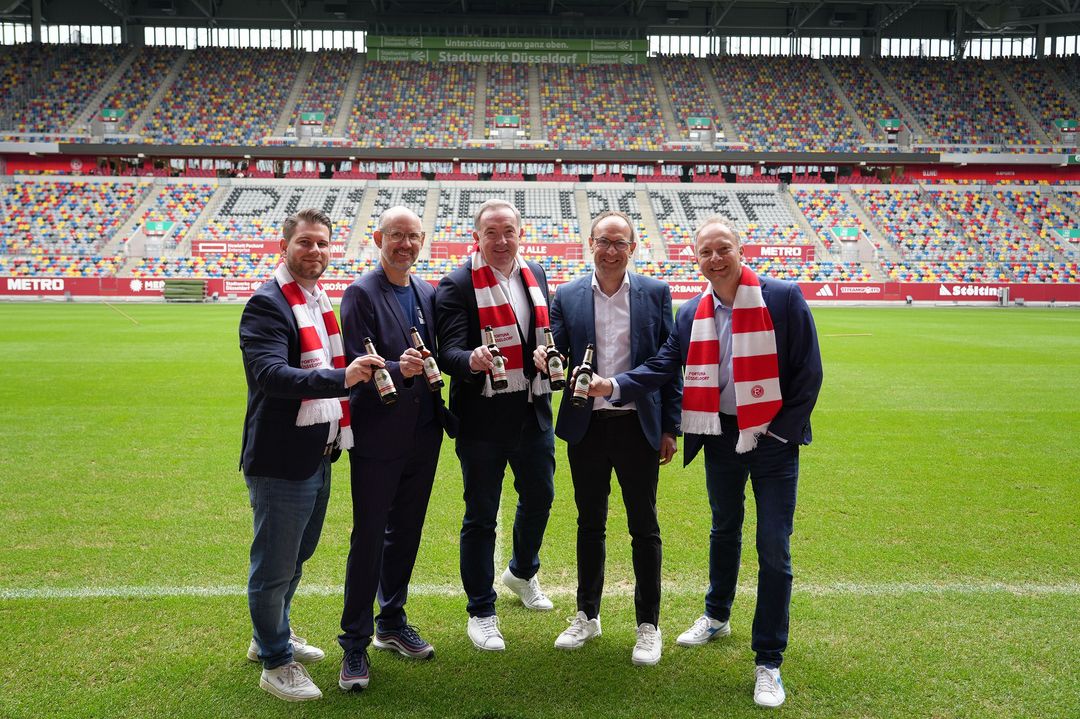 Auf dem Bild (v.l.n.r.): Maximilian Schilken, VKD Feldorganisation der Warsteiner Brauerei, Michael Brill, CEO von D.LIVE, Raphael Rauer, Geschäftsführer der Warsteiner Brauerei, Alexander Jobst, Vorstandsvorsitzender Fortuna Düsseldorf, Volker Schnocks, Vertriebsdirektor Gastronomie der Warsteiner Brauerei / Foto: D.LIVE