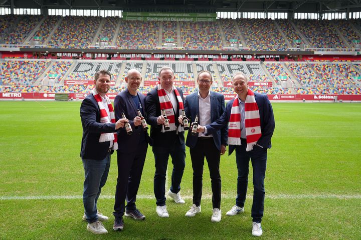 Auf dem Bild (v.l.n.r.): Maximilian Schilken, VKD Feldorganisation der Warsteiner Brauerei, Michael Brill, CEO von D.LIVE, Raphael Rauer, Geschäftsführer der Warsteiner Brauerei, Alexander Jobst, Vorstandsvorsitzender Fortuna Düsseldorf, Volker Schnocks, Vertriebsdirektor Gastronomie der Warsteiner Brauerei / Foto: D.LIVE
