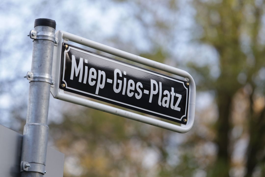 Das neue Straßenschild am Miep-Gies-Platz © Landeshauptstadt Düsseldorf/Ingo Lammert