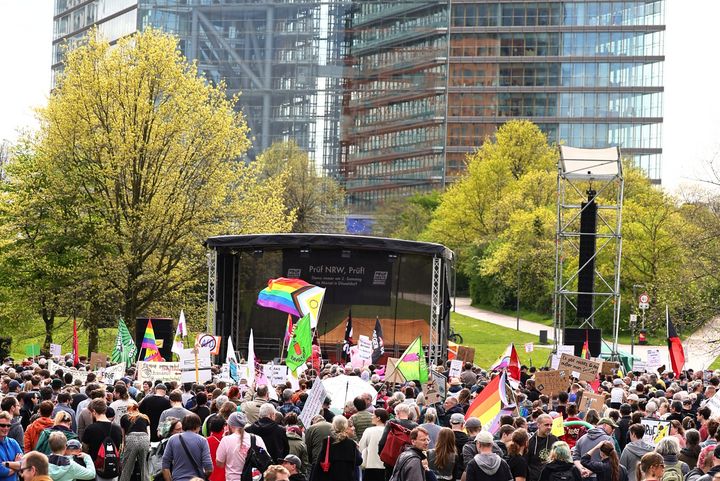 Hunderte Menschen versammeln sich auf der Landtagswiese vor dem NRW-Landtag bei der 4. PRÜF-Demo am 11. April 2026 in Düsseldorf