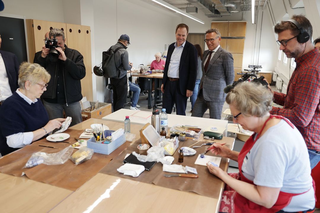 VHS Düsseldorf an der Yorckstraße: Rundgang zur Eröffnung Oberbürgermeister Stephan Keller besucht bei der Eröffnung der VHS Düsseldorf an der Yorckstraße einen Kursraum mit Teilnehmenden.