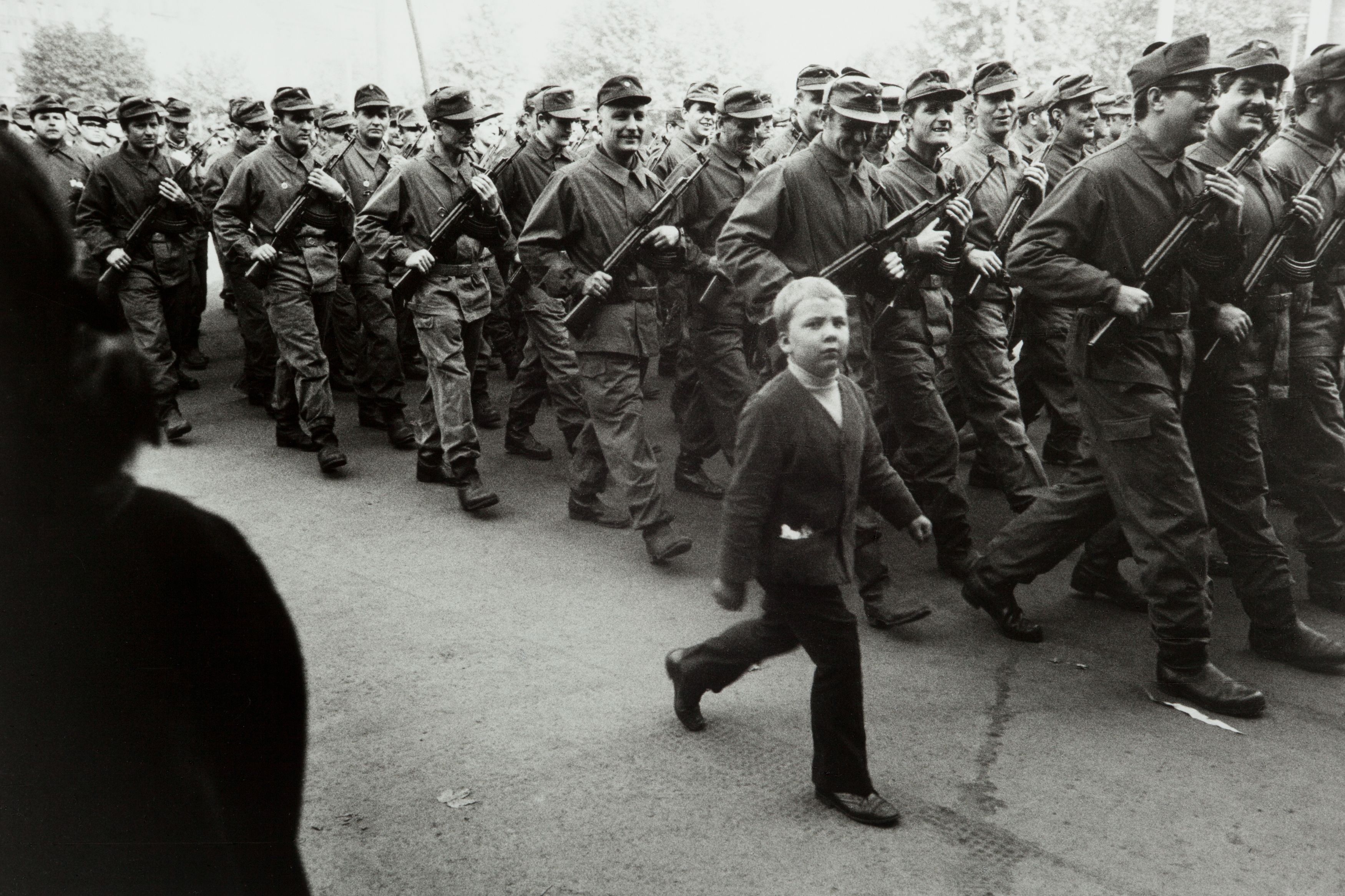 Evelyn Richter, Kampfgruppe, Berlin, um 1968 Kunstpalast, Düsseldorf Silbergelatineabzug © Evelyn Richter Archiv der Ostdeutschen Sparkassenstiftung im Museum der bildenden Künste Leipzig