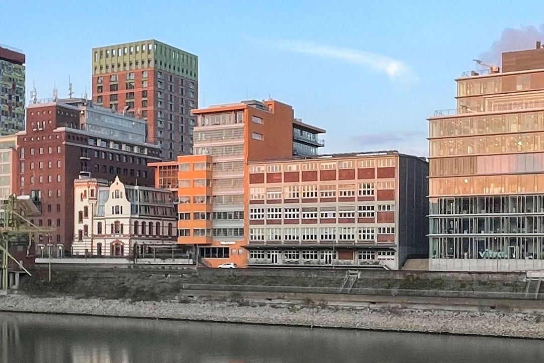 Attraktiver Standort im Düsseldorfer Medienhafen: Das Bürogebäude von CENTRUM in der Speditionstraße. / Foto © CENTRUM Gruppe 