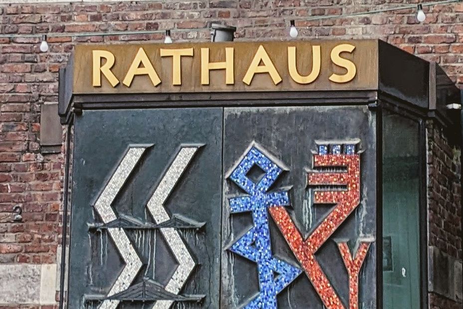 Eingang des Düsseldorfer Rathauses, wo der Rat den Haushalt 2026 beschlossen hat