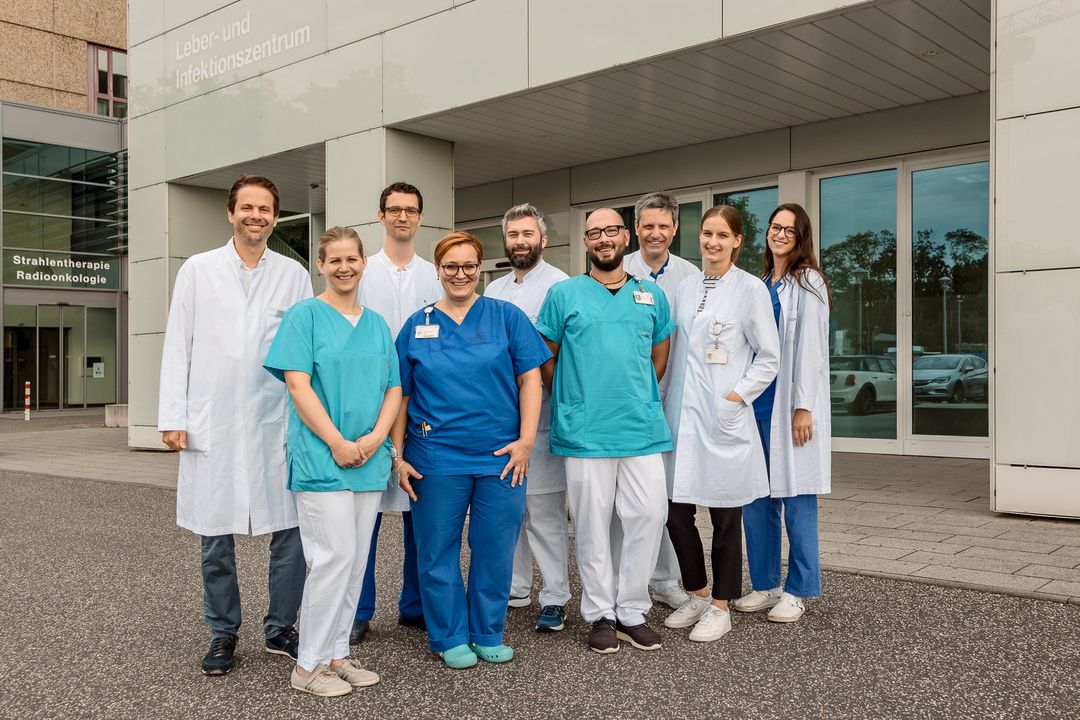 Stellvertretend für das gesamte Team der Gastroenterologie freut sich Prof. Lüdde (links) mit Vertretern aus allen Berufsgruppen über die Auszeichnung. 