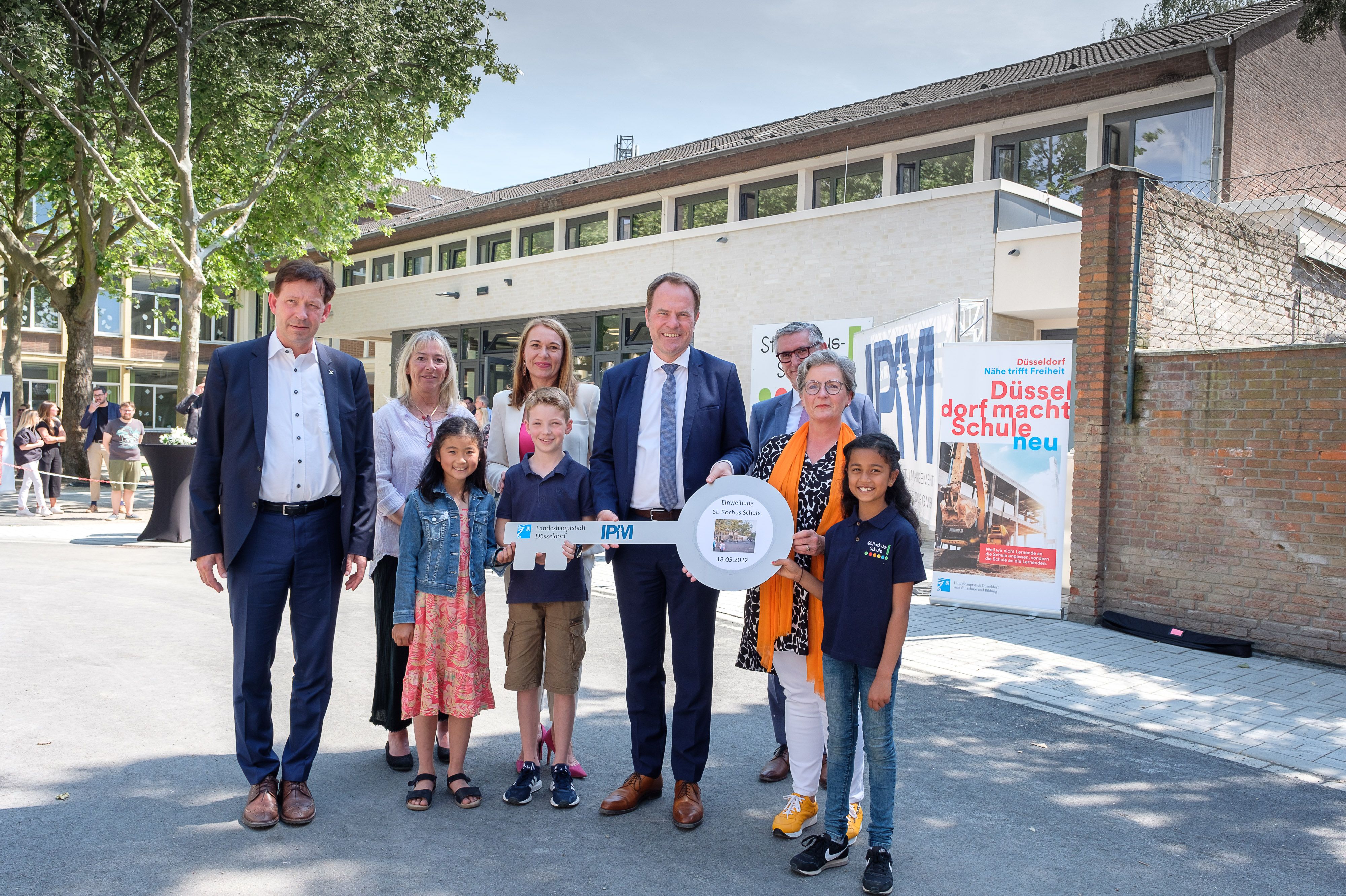 OB Dr. Stephan Keller (4.v.r.), Stadtdirektor Burkhard Hintzsche (l.), Amtsleiterin Dagmar Wandt (2.v.r.), IPM-Geschäftsführer Manfred Kornfeld (3.v.r.), Bezirksbürgermeisterin Sabine Schmidt (2.v.l.) und Schulleiterin Miroslawa Berg © Landeshauptstadt Düsseldorf/Uwe Schaffmeister 