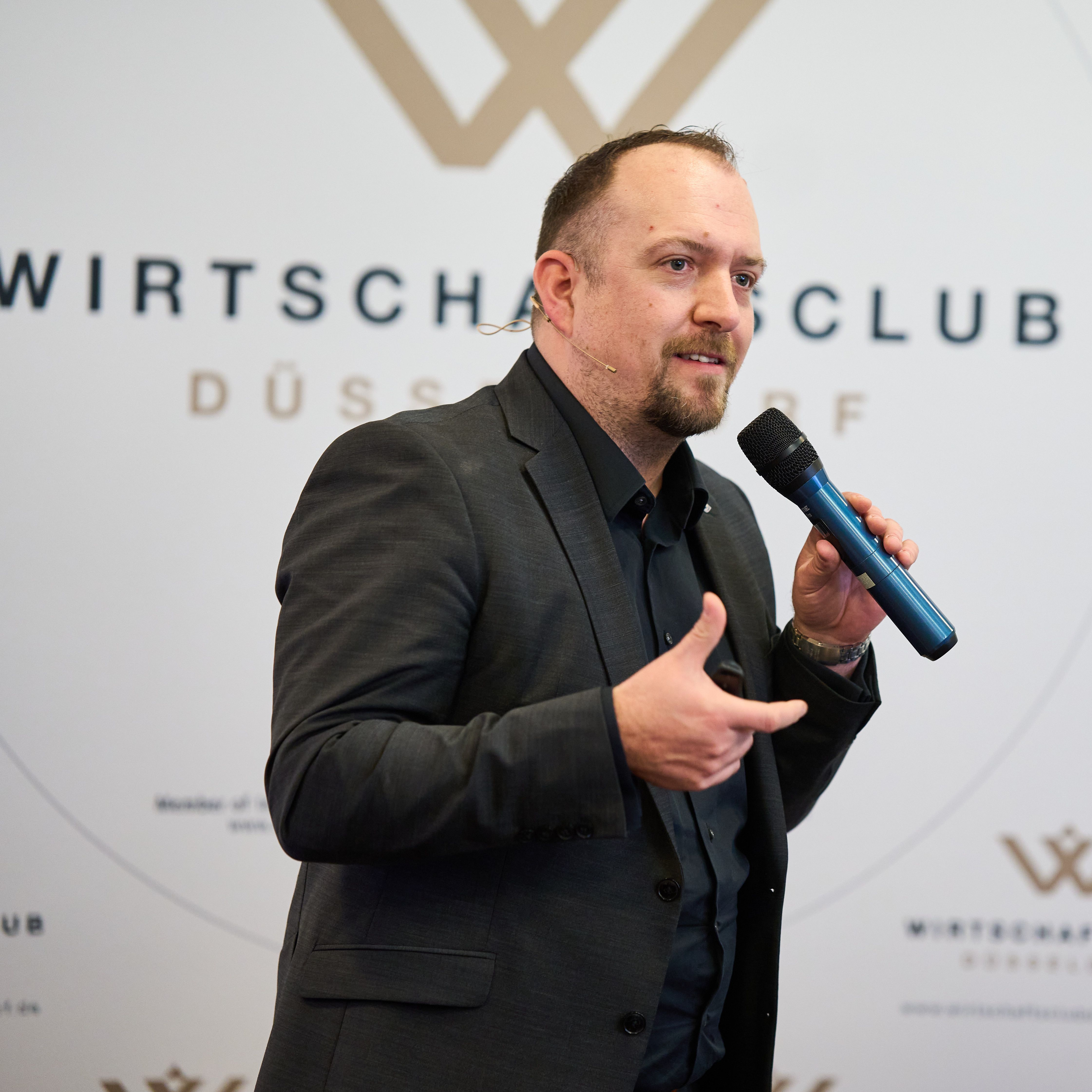 Keynote Speaker Ingo Pautsch spricht über Klarheit und Leadership  / Foto: Wirtschaftsjunioren Düsseldorf